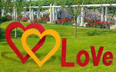 公園景區(qū)創(chuàng)意玻璃鋼love表達(dá)愛意的愛心雕塑