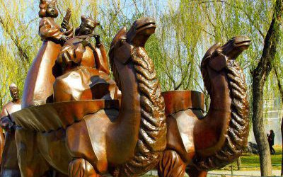 公園景區(qū)擺放的兩只馱著小孩的玻璃鋼仿銅創(chuàng)意駱駝雕塑