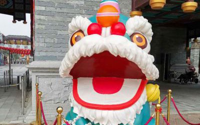 景區(qū)門(mén)口擺放卡通形象民間傳統(tǒng)玻璃鋼獅子雕塑
