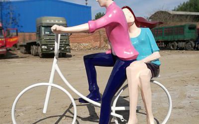公園創意玻璃鋼抽象騎車情侶雕塑