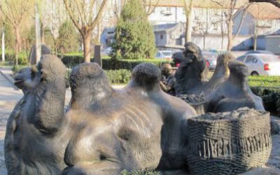 公園里坐著玻璃鋼仿銅駱駝雕塑