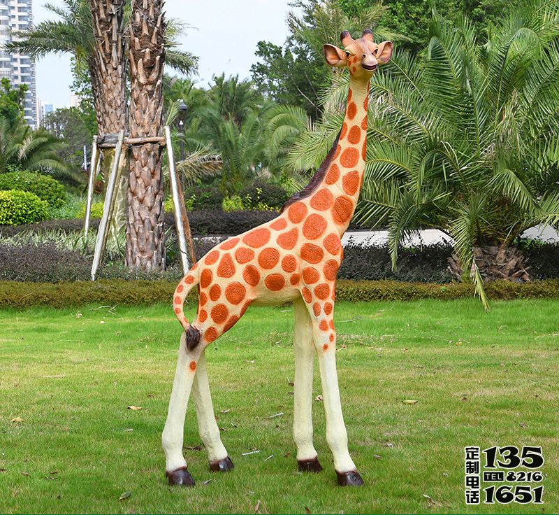 公園草坪玻璃鋼彩繪大型仿真動物長頸鹿雕塑 公園草坪玻璃鋼彩繪大型仿真動物長頸鹿雕塑