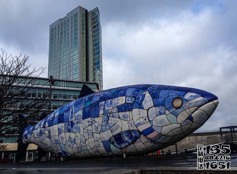 戶外廣場(chǎng)大型仿真動(dòng)物玻璃鋼彩繪魚(yú)雕塑