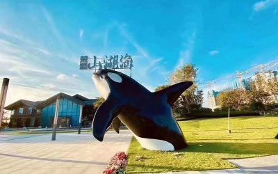 公園擺放的創(chuàng)意半身玻璃鋼鯨魚雕塑