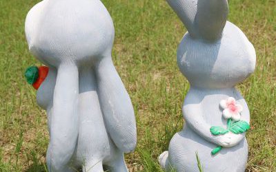 公園草坪玻璃鋼卡通兔子雕塑