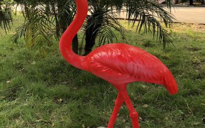 公園一只站立的紅色玻璃鋼火烈鳥雕塑