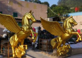廣場上擺放的兩只玻璃鋼噴漆飛馬雕塑
