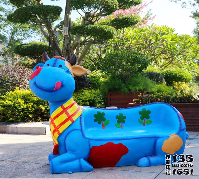 兒童樂園擺放玻璃鋼卡通藍(lán)色奶牛動(dòng)物休閑座椅雕塑裝飾擺件 兒童樂園擺放玻璃鋼卡通藍(lán)色奶牛動(dòng)物休閑座椅雕塑裝飾擺件