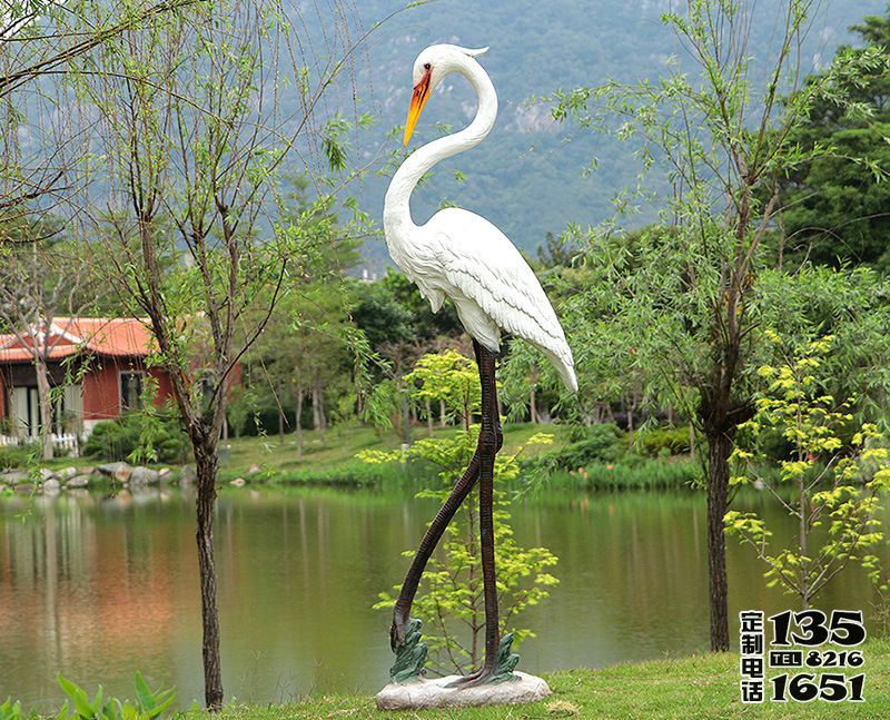 池塘草坪創(chuàng)意大長腿玻璃鋼仿真動(dòng)物丹頂鶴雕塑