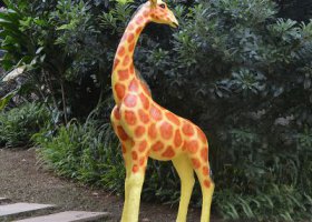 玻璃鋼彩繪公園回頭的長頸鹿雕塑
