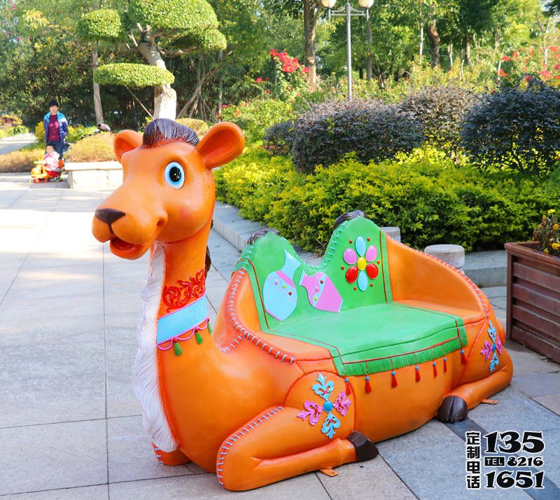 玻璃鋼卡通駱駝座椅雕塑戶(hù)外幼兒園美陳裝飾擺件