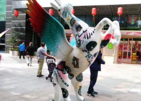 街道邊擺放的起飛玻璃鋼彩繪飛馬雕塑