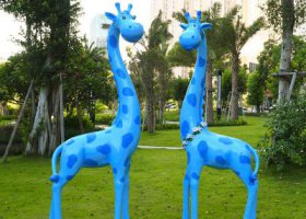 玻璃鋼彩繪公園草坪藍(lán)色長(zhǎng)頸鹿雕塑