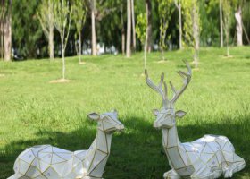 玻璃鋼幾何公園景區兩只臥著的梅花鹿雕塑