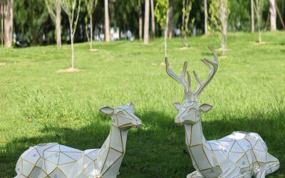 玻璃鋼幾何公園景區(qū)兩只臥著的梅花鹿雕塑