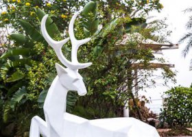 公園玻璃鋼臥著的幾何梅花鹿雕塑