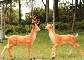 戶外草坪玻璃鋼仿真動物梅花鹿雕塑