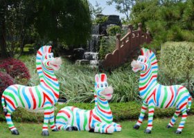 公園玻璃鋼彩繪戶外草坪擺件斑馬雕塑
