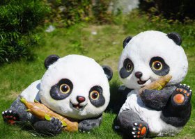 戶外花園草坪卡通熊貓玻璃鋼雕塑