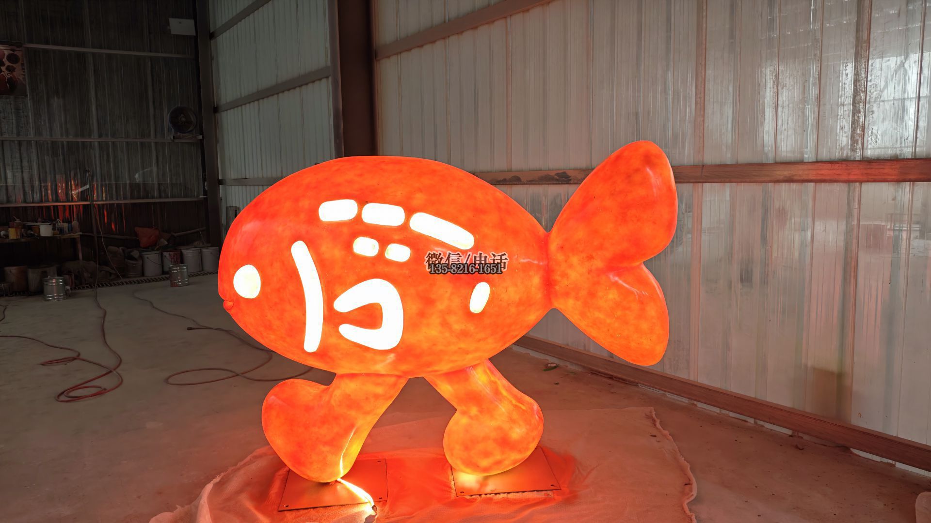 半透明內(nèi)發(fā)光玻璃鋼卡通魚雕塑